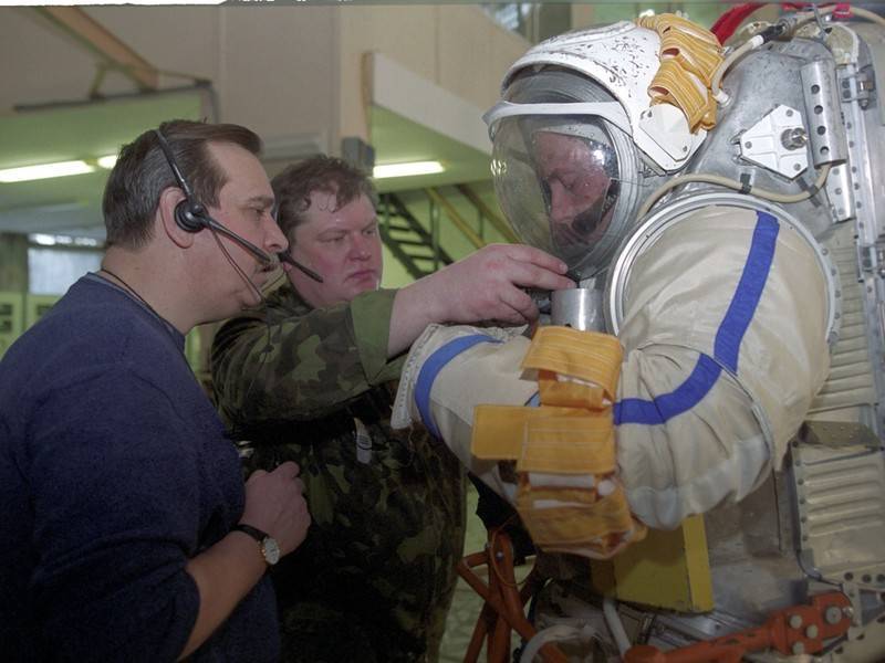 Скафандр для высадки на Луну разрабатывают в России