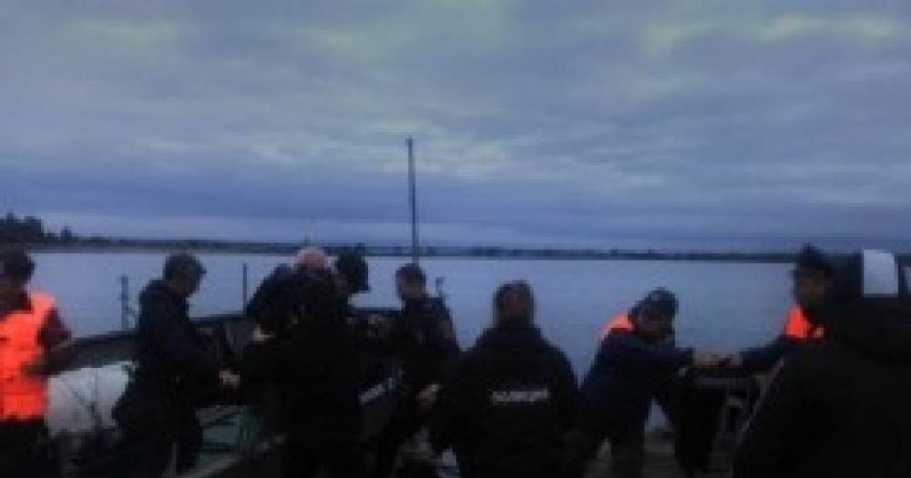 Спасатели эвакуировали пассажиров севшего на мель в Белом море судна.