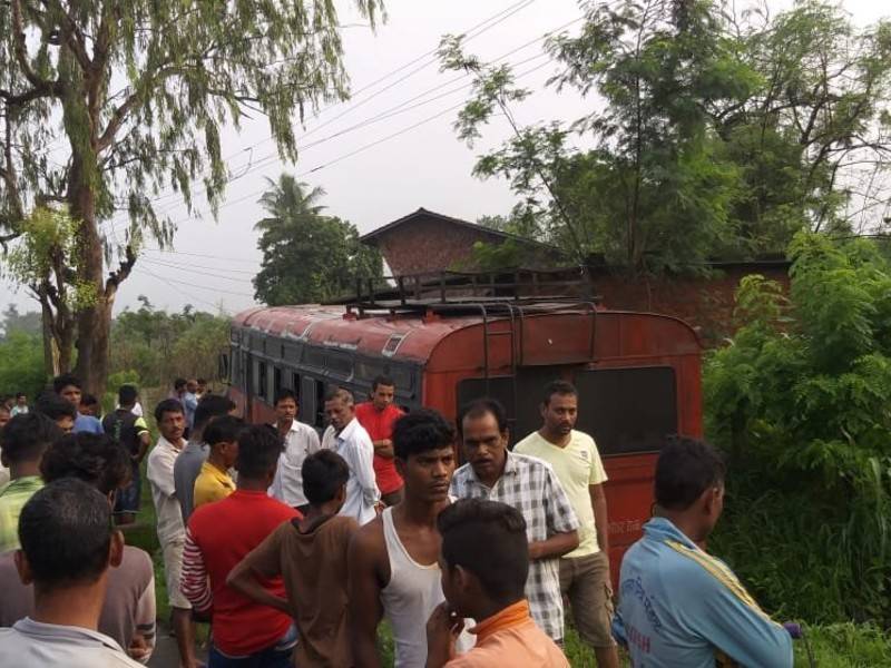 Школьный автобус упал в реку в Индии