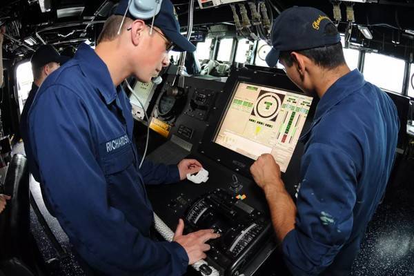 ВМС США избавляются от сенсорных экранов на кораблях. Из-за них погибли 10 моряков