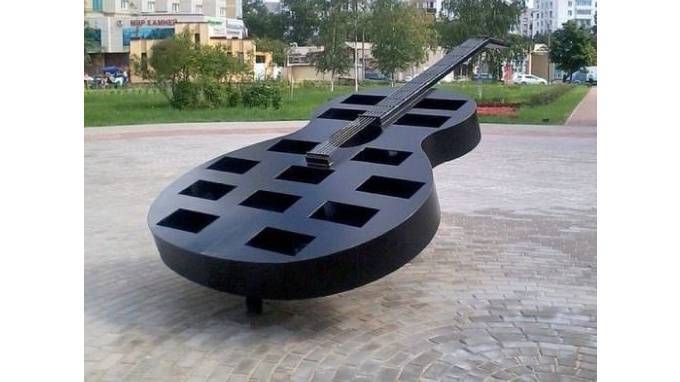 Вместо памятника Цою в сквере на Танкиста Хрустицкого появилась огромная клумба в виде гитары