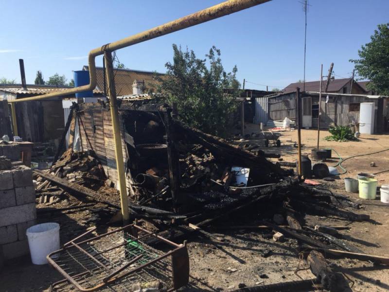 В Астраханской области сгорели два автомобиля и несколько хозпостроек