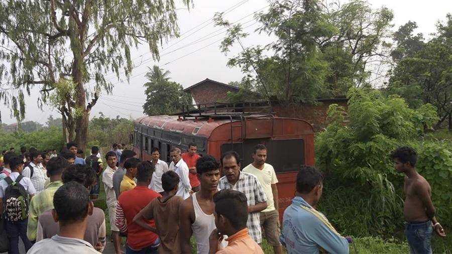Автобус с десятками школьников рухнул в реку в Индии
