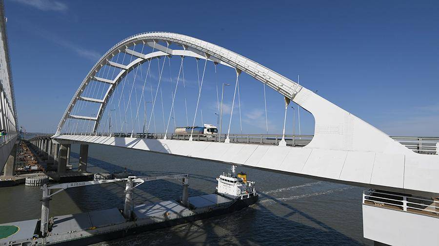 Новый суточный рекорд по количеству машин установлен на Крымском мосту