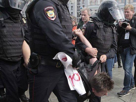 Член Совфеда осудил действия полиции против оппозиции в Москве