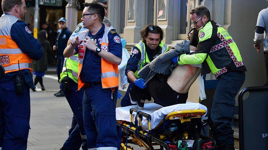 В Австралии вооруженный мужчина напал на прохожих