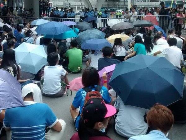 Аэропорт Гонконга отменил более 300 рейсов из-за акций протеста