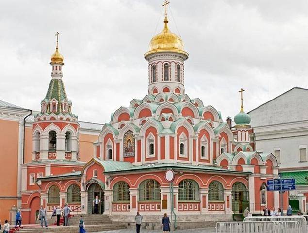 Вооруженный ножом-бабочкой мужчина порвал рубашку на алтарнике в Казанском соборе