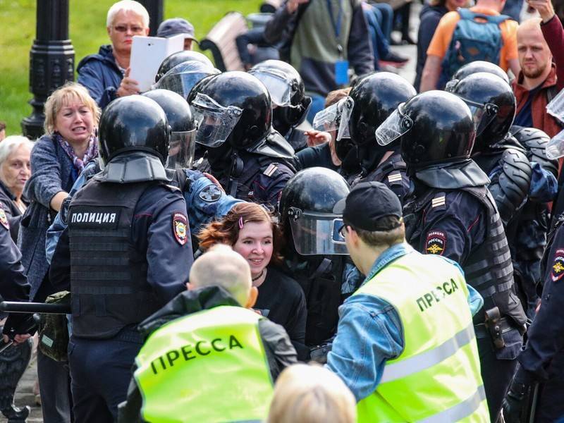Кремль осудил жестокость полиции на акциях протеста