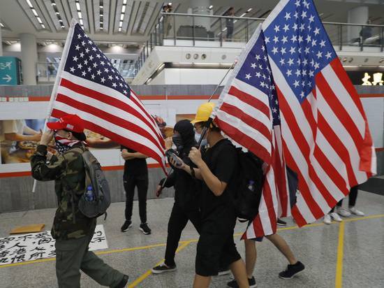 Американские флаги в руках гонконгских демонстрантов спровоцировали обвал на биржах