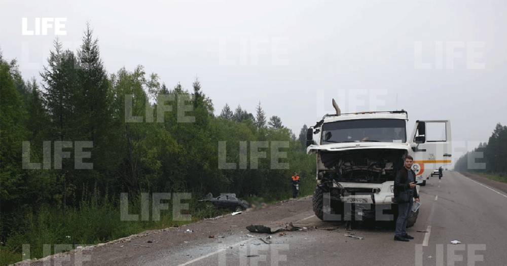 Пять человек погибли в ДТП с участием легковушки и грузовика в Якутии.