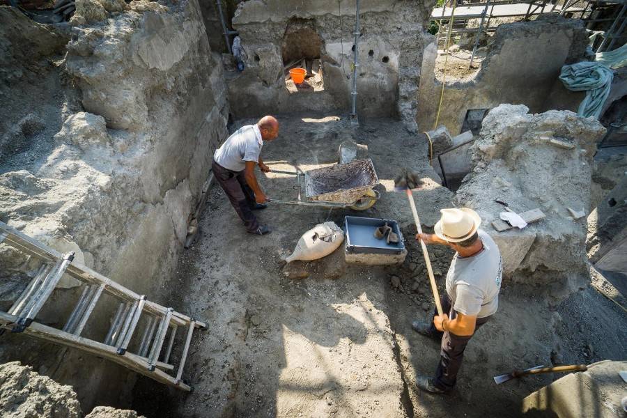 Археологи нашли в Помпеях сундук древнеримского "колдуна"