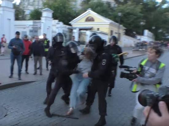 Кулаком в живот женщине: почему в московской полиции служат садисты