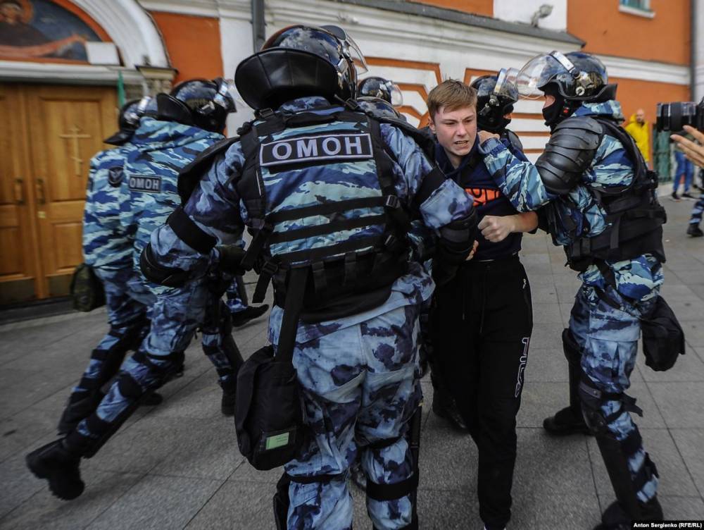 Член Совета Федерации осудил действия полиции на акциях в Москве