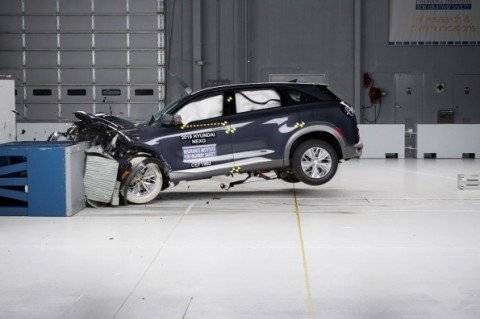 Hyundai провела первый в мире краш-тест автомобиля с водородным двигателем