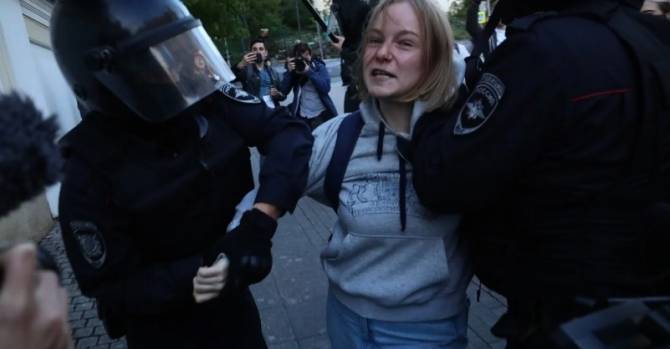 Против девушки, которую полицейский ударил на акции в Москве, открыто дело