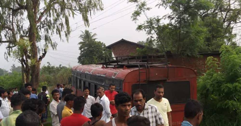 На западе Индии в реку рухнул автобус с десятками школьников.