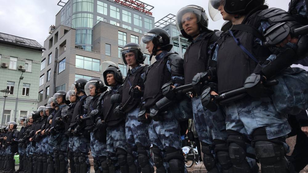 Песков оправдал жесткие действия полиции во время беспорядков в Москве