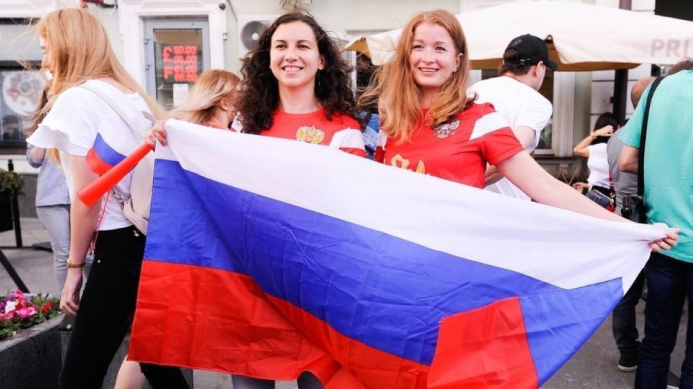 В Общественной палате предложили разрешить россиянам поднимать флаг страны каждый день