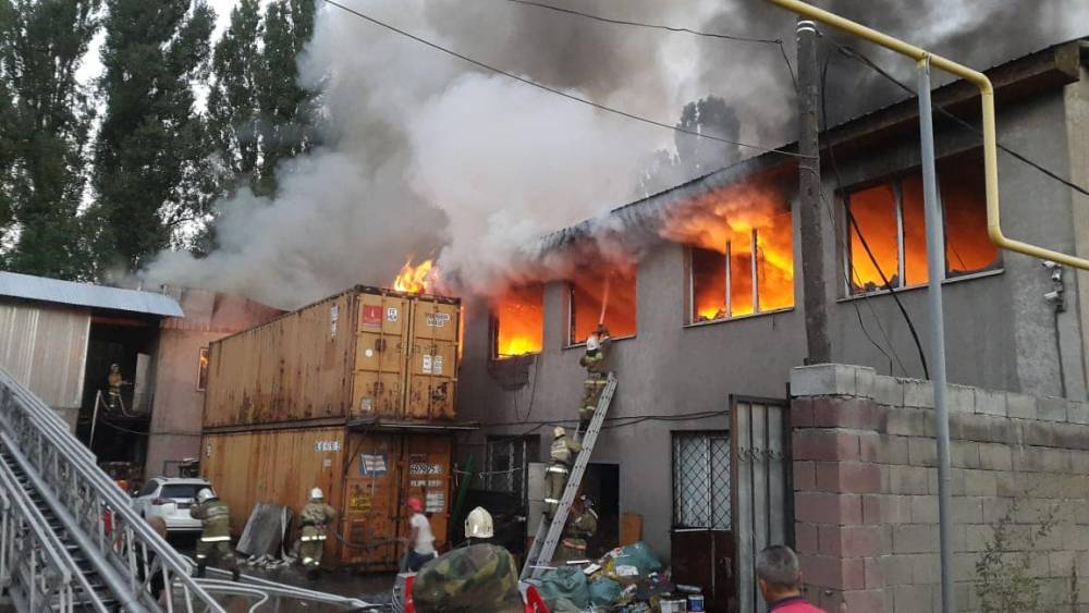 Склад с канцелярскими товарами горел в Алматы (фото)