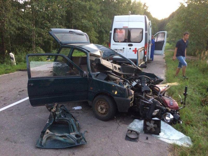 В Смоленской области водитель Оки скончался после столкновения с трактором