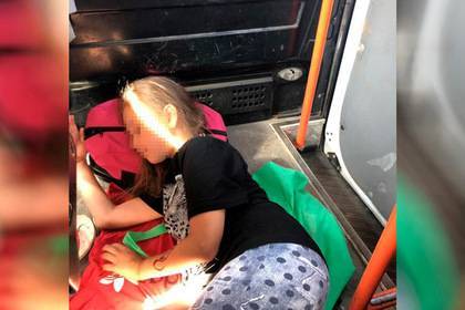 Российских детей отправили из лагеря на полу маршрутки без остановок и еды