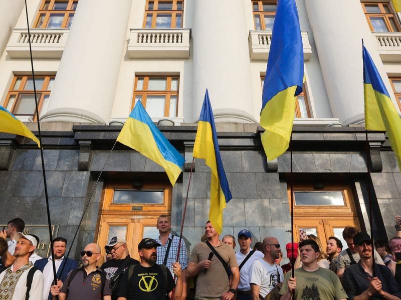 Власти Украины объявили российского дипломата персоной нон грата
