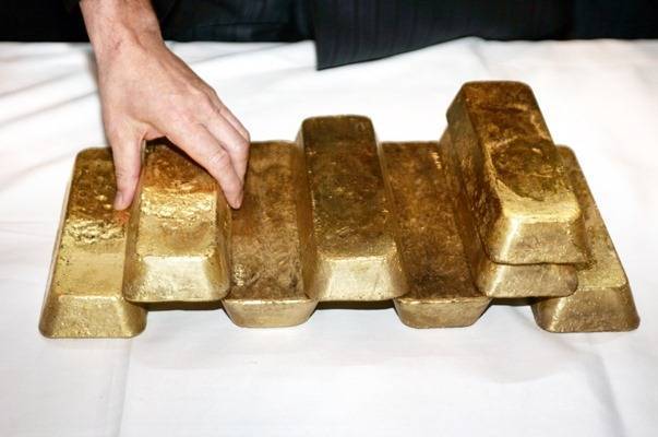 Жительницу России поймали при попытке вывезти в Китай золото в кроссовках