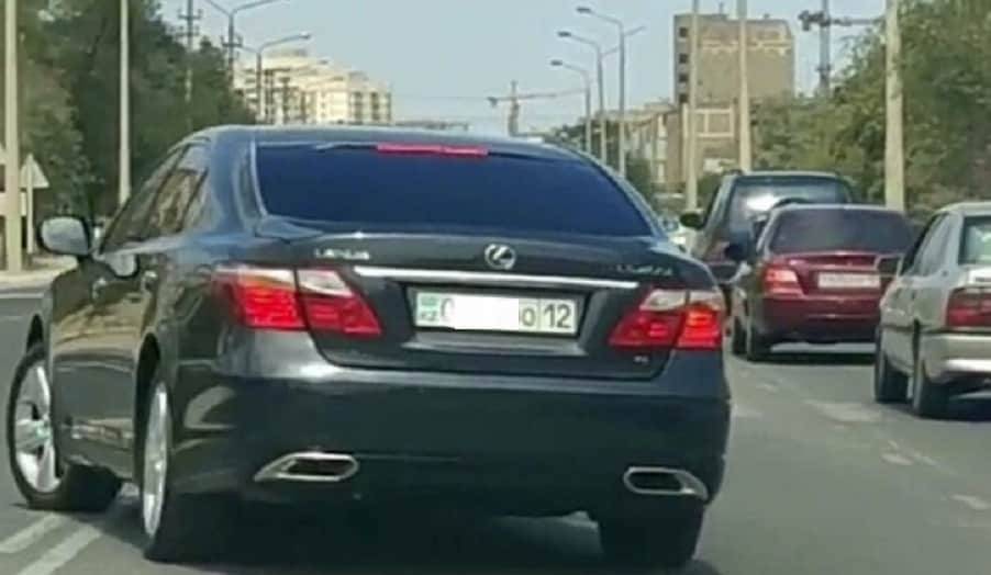 Lexus с "крутыми" номерами нагло нарушил дорожные правила в Актау