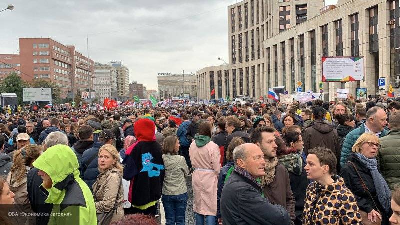 Организуя уличные беспорядки в Москве "оппозиция" стремится к конфликту с силовиками