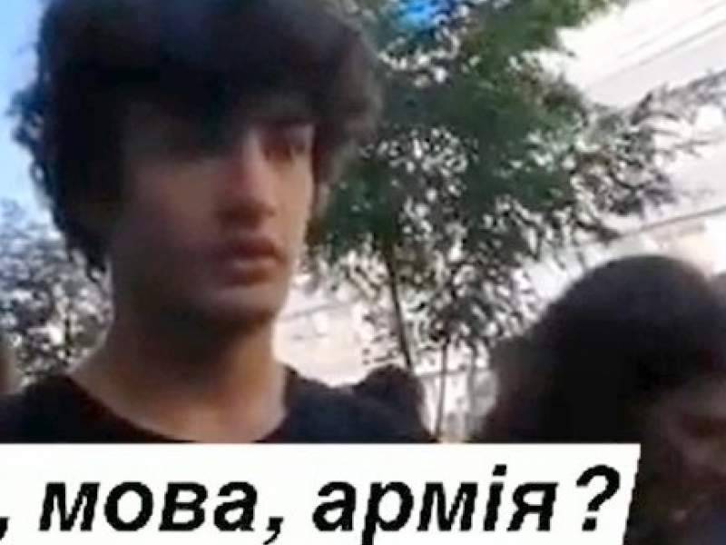 Сын Порошенко опозорился на публике из-за русского языка
