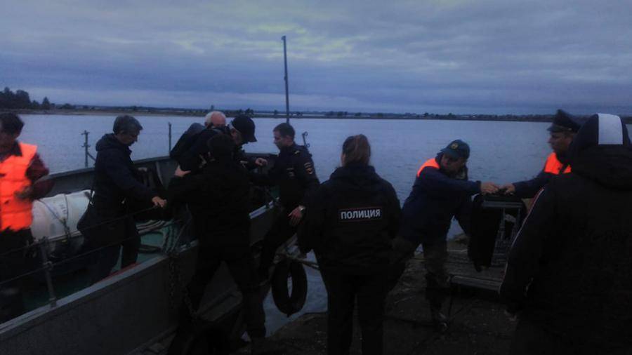 Спасатели эвакуировали пассажиров севшего на мель в Белом море судна