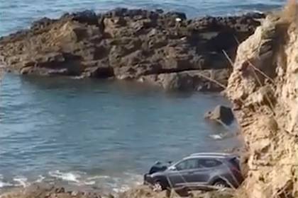 Женщина на машине сорвалась со скалы в море и выплыла на берег