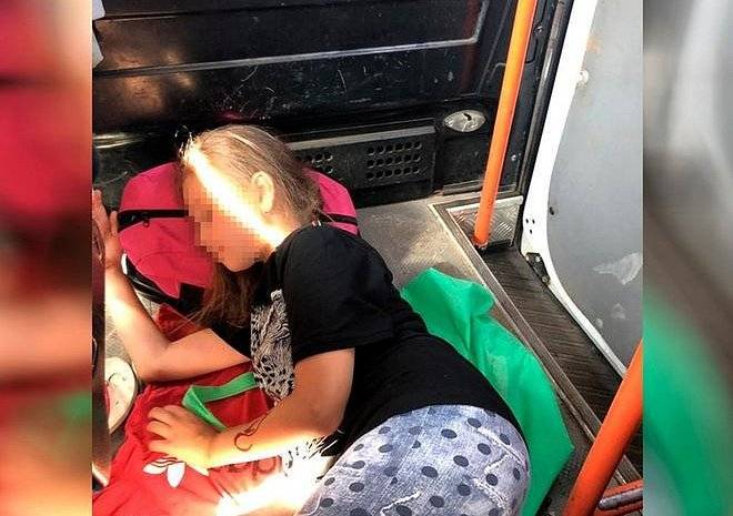 Российских детей отправили из лагеря на полу маршрутки без остановок и еды