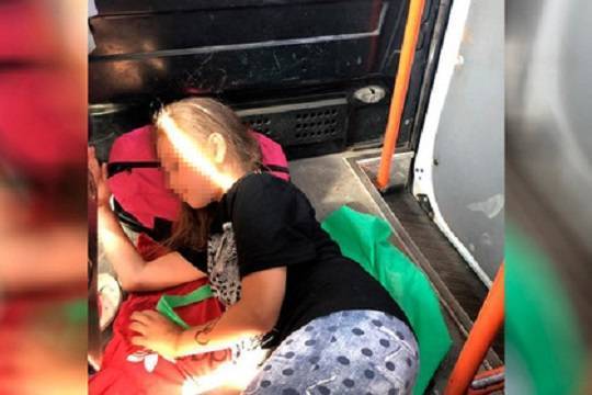 Российских школьников отправили из крымского лагеря домой на полу маршрутки без еды и остановок