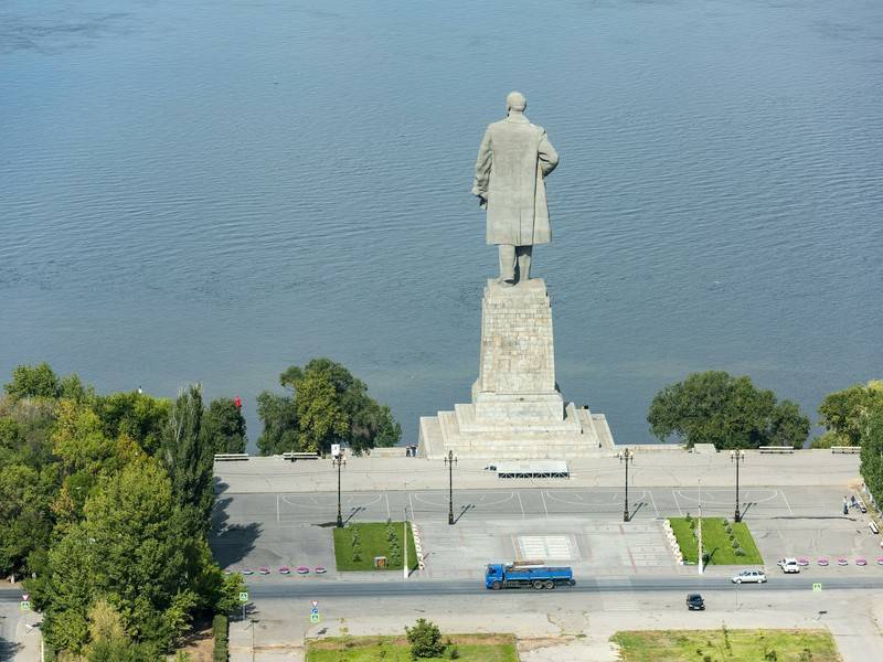 Студентка МГУ коллекционирует фото памятников Ленину
