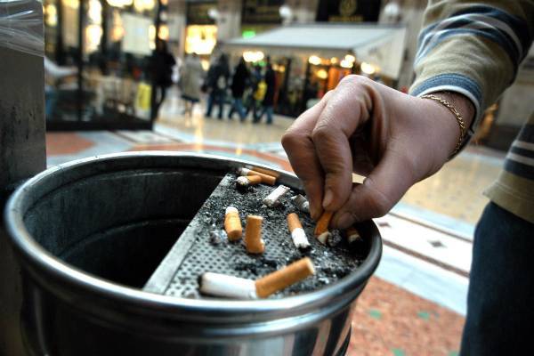 Ученые назвали продукты, способные защитить курильщиков от рака