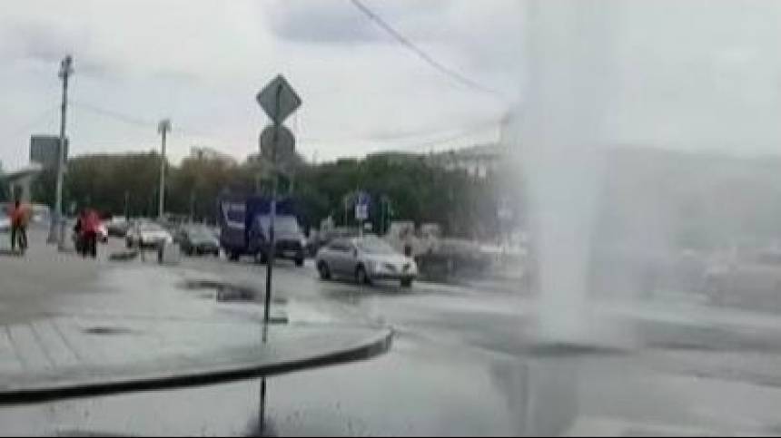 Видео: Фонтан воды на Раушской набережной в Москве