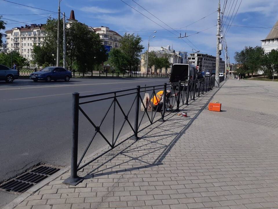 На центральной площади Астрахани восстановили ограждение, которое протаранил гонщик - astravolga.ru - Астрахань
