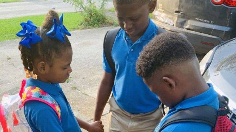 «Мы молимся за всех»: Фото переживающих тяжелые времена школьников, которые молятся в первый день учебы, стало вирусным