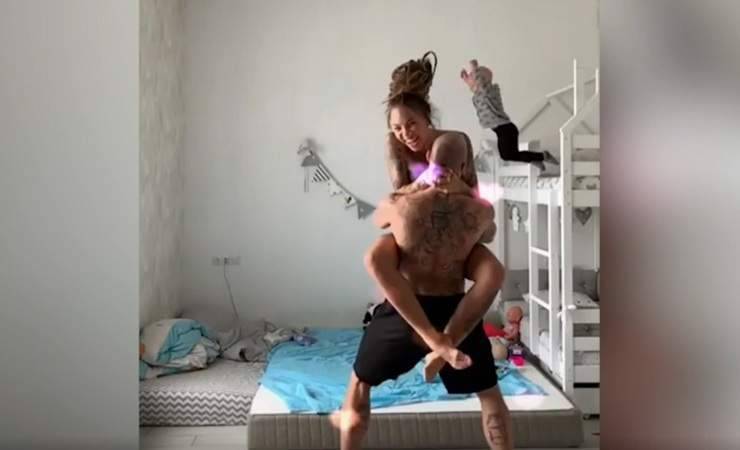 Блогеров с Урала затравили за «весёлое» видео, где их двухлетний сын прыгает с двухъярусной кровати