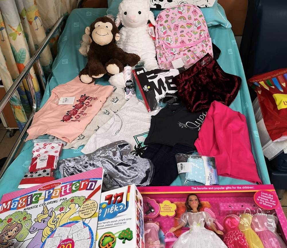 В палате нет места от игрушек: 5-летнюю девочку из Лода задарили подарками