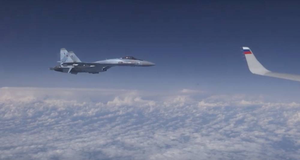 Появилось видео с попыткой истребителя НАТО подлететь к борту Шойгу