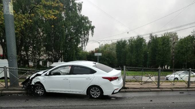 Две белых иномарки влетели в забор на перекрестке проспекта Ветеранов и улицы Танкиста Хрустицкого