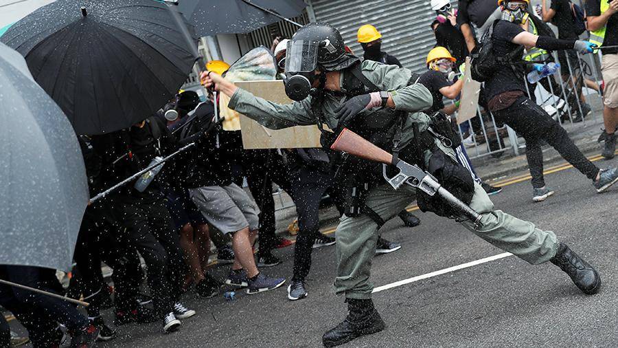 Более 170 полицейских пострадали в беспорядках в Гонконге