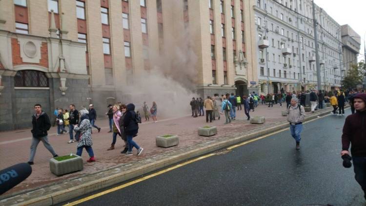 Блогер Осташко призвал осадить митингующих, чтобы защитить полицию от «отморозков»