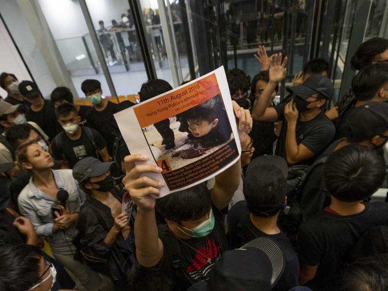 Протестующие в Гонконге снова собираются в аэропорту