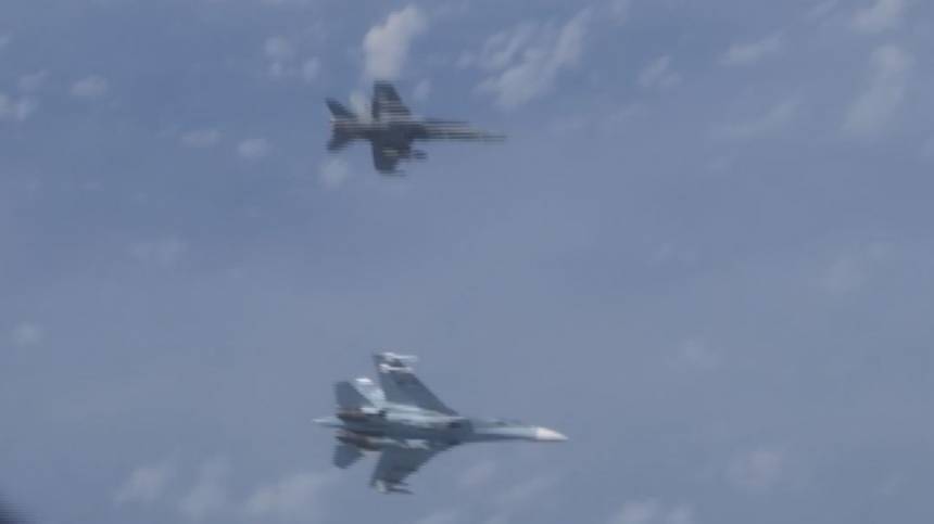 Видео: Су-27 отогнал истребитель НАТО от самолета Шойгу