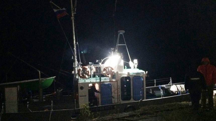 Видео: судно с 121 человеком село на мель в Карелии