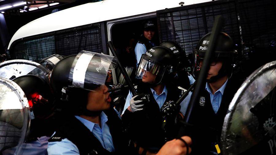 Пять человек задержаны в Гонконге за нападение на полицейских